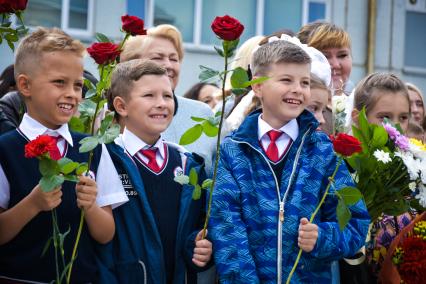 Новосибирск.  Ученики на торжественной линейке, посвященной Дню знаний.