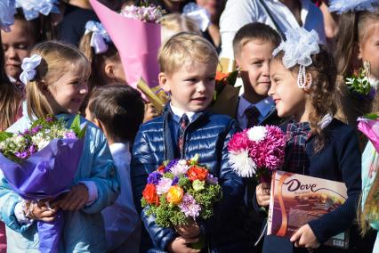 Новосибирск.  Ученики на торжественной линейке, посвященной Дню знаний.