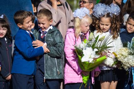 Новосибирск.  Ученики на торжественной линейке, посвященной Дню знаний.