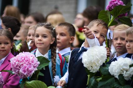 Новосибирск.  Ученики на торжественной линейке, посвященной Дню знаний.