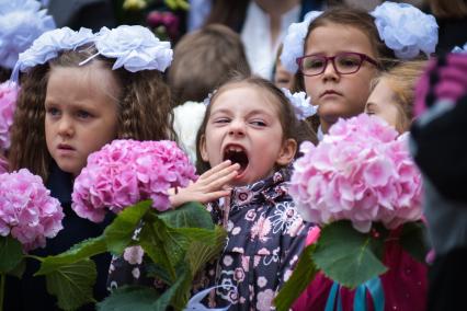 Новосибирск.  Ученики на торжественной линейке, посвященной Дню знаний.