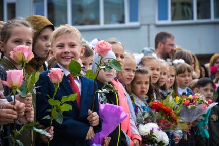 Новосибирск. Ученики на торжественной линейке, посвященной Дню знаний.