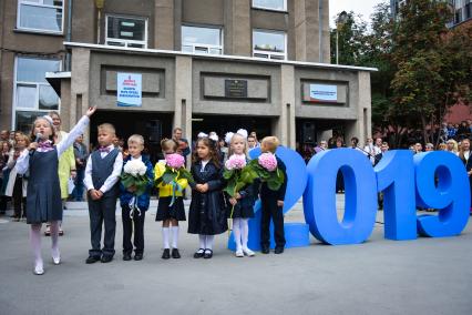 Новосибирск.  Ученики на торжественной линейке, посвященной Дню знаний.