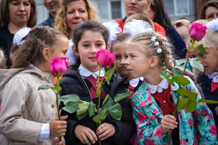 Новосибирск.  Ученики на торжественной линейке, посвященной Дню знаний.