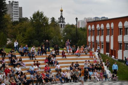 Москва. Посетители в Детском Черкизовском парке.