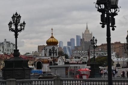 Москва. Вид с Патриаршего моста на Храм-часовню Державной Богоматери.