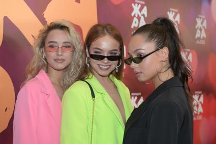 Москва. Участницы группы Serebro Ирина Титова, Марианна Кочурова и Елизавета Корнилова (слева направо) на премьере фильма `Жара`.
