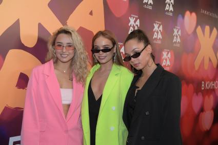 Москва. Участницы группы Serebro Ирина Титова, Марианна Кочурова и Елизавета Корнилова (слева направо) на премьере фильма `Жара`.