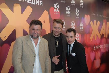 Москва. Актеры Александр Самойленко, Николай Шрайбер и Сергей Чирков (слева направо) на премьере фильма `Жара`.