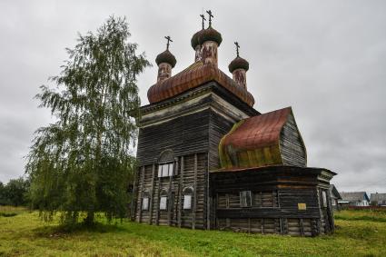 Архангельская область, Каргопольский район, деревня Шелоховская. Вид  на  деревянную церковь Михаила Архангела.