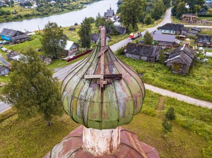 Архангельская область, Каргопольский район, деревня Шелоховская. Вид сверху  на  деревянную церковь Михаила Архангела.