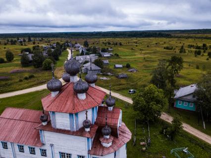 Архангельская область, деревня Лядины.  Вид на церковь Богоявления Господня.