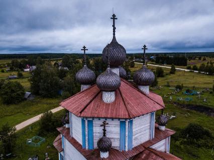 Архангельская область, деревня Лядины.  Вид на церковь Богоявления Господня.