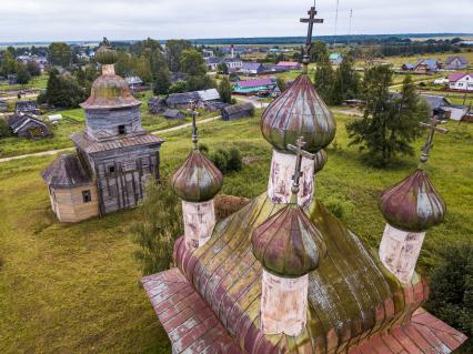 Архангельская область, Каргопольский район, деревня Шелоховская. Вид сверху  на  деревянную церковь Михаила Архангела.