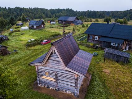 Архангельская область, деревня Монастырка. Деревянная часовня Георгия Победоносца, построеная  в 1732 году и  восстанавленая  организацией `общее дело`.