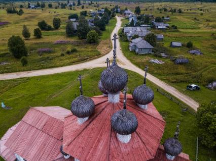 Архангельская область, деревня Лядины.  Вид на церковь Богоявления Господня.