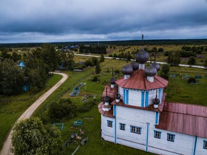 Архангельская область, деревня Лядины.  Вид на церковь Богоявления Господня.