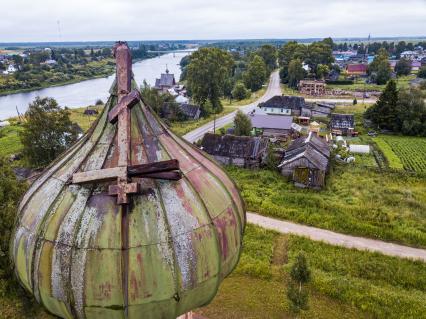 Архангельская область, Каргопольский район, деревня Шелоховская. Вид сверху  на  деревянную церковь Михаила Архангела.