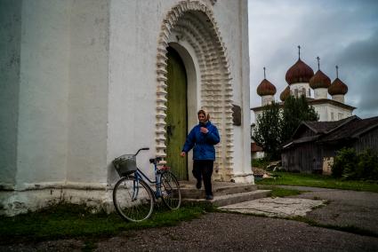 Архангельская область, Каргополь. Вид на  храм Благовещения Пресвятой Богородицы  на Соборной площади.