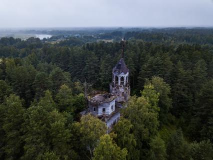 Архангельская область, деревня Литвиново. Вид сверху на  деревянный  храм Иоанна Предтечи XIX века, который восстанавливает организация `Общее дело `.