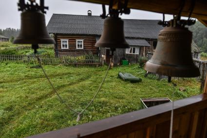 Архангельская область, деревня Монастырка. Колокола деревянной часовни Георгия Победоносца, построеной в 1732 году и  восстанавленной   организацией `общее дело`.