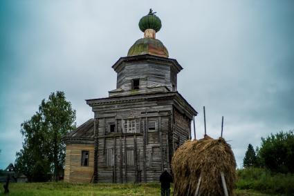 Архангельская область, Каргопольский район, деревня Шелоховская. Вид  на  деревянную церковь Михаила Архангела.