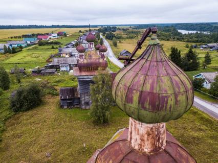 Архангельская область, Каргопольский район, деревня Шелоховская. Вид сверху  на  деревянную церковь Михаила Архангела.