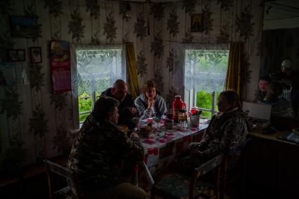 Архангельская область, деревня Монастырка.  Корреспондент `Комсомольской правды` Дмитрий Стешин (второй слева)  в гостях у местных жителей.