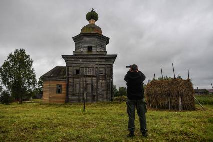 Архангельская область, Каргопольский район, деревня Шелоховская. Вид  на  деревянную церковь Михаила Архангела.