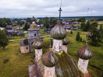 Архангельская область, Каргопольский район, деревня Шелоховская. Вид сверху  на  деревянную церковь Михаила Архангела.