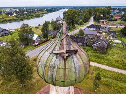 Архангельская область, Каргопольский район, деревня Шелоховская. Вид сверху  на  деревянную церковь Михаила Архангела.