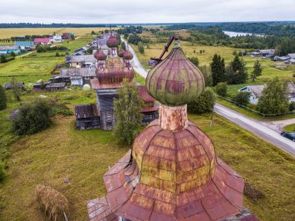 Архангельская область, Каргопольский район, деревня Шелоховская. Вид сверху  на  деревянную церковь Михаила Архангела.