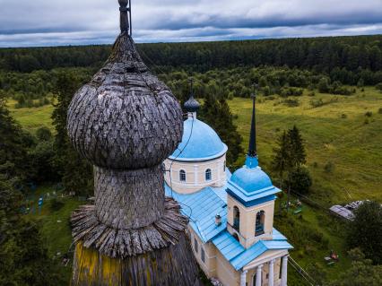 Архангельская область,  деревня Большая Шалга. Вид на деревянную церковь Покрова Пресвятой Богородицы в Большой Шалге рядом с Каргополем.