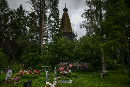 Архангельская область,  деревня Большая Шалга. Вид на деревянную церковь Покрова Пресвятой Богородицы в Большой Шалге рядом с Каргополем.