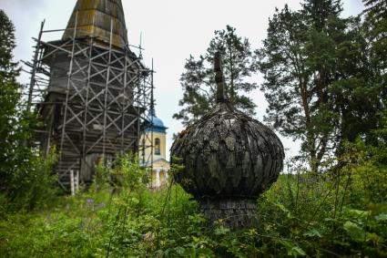 Архангельская область,  деревня Большая Шалга. Вид на деревянную церковь Покрова Пресвятой Богородицы в Большой Шалге рядом с Каргополем.