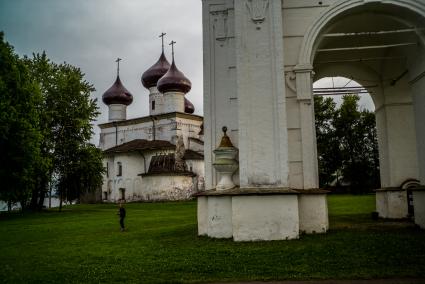 Архангельская область, Каргополь. Вид на  храм Благовещения Пресвятой Богородицы  на Соборной площади.