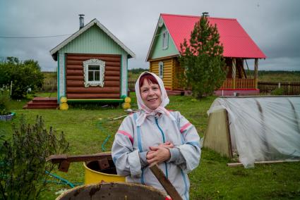 Архангельская область, деревня Лядины.  Хозяйка музея `Лядинские узоры` Надежда Ворощук.