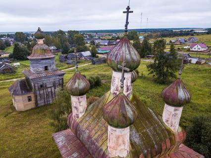 Архангельская область, Каргопольский район, деревня Шелоховская. Вид сверху  на  деревянную церковь Михаила Архангела.