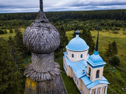 Архангельская область,  деревня Большая Шалга. Вид на деревянную церковь Покрова Пресвятой Богородицы в Большой Шалге рядом с Каргополем.