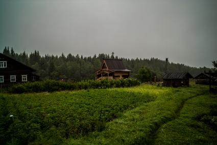 Архангельская область, деревня Монастырка. Деревянная часовня Георгия Победоносца, построеная  в 1732 году и  восстанавленая  организацией `общее дело`.