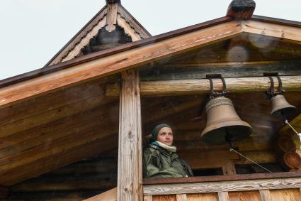 Архангельская область, деревня Монастырка. Архитектор Ольга Зинина, восстановившая деревянную часовню Георгия Победоносца,   построенную в 1732 году.