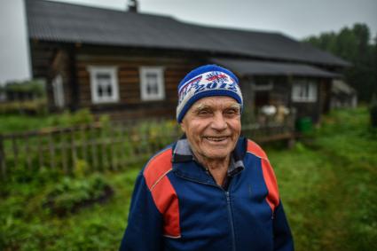 Архангельская область, деревня Монастырка. Местный житель Леонид Александрович.