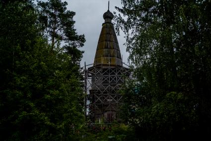 Архангельская область,  деревня Большая Шалга. Вид на деревянную церковь Покрова Пресвятой Богородицы в Большой Шалге рядом с Каргополем.