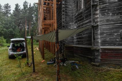 Архангельская область, деревня Литвиново.Деревянный  храм Иоанна Предтечи XIX века, который восстанавливает организация `Общее дело `.