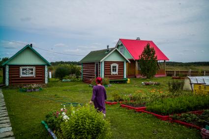 Архангельская область, деревня Лядины.  Хозяйка музея `Лядинские узоры` Надежда Ворощук.