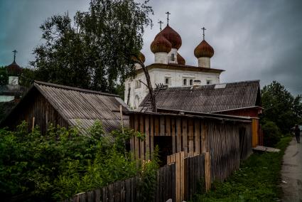 Архангельская область, Каргополь. Вид на  храм Благовещения Пресвятой Богородицы  на Соборной площади.