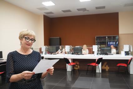 Самара. Посетительница в офисе многофункционального центра `Мои документы`.