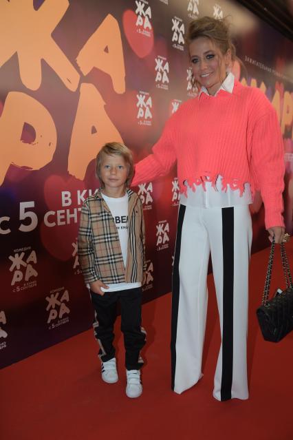 Москва.  Телеведущая Юлия Барановская с сыном Арсением на премьере фильма `Жара`.