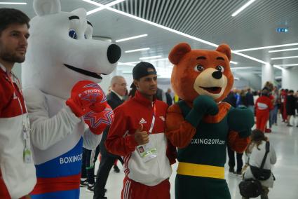 Екатеринбург. Участники чемпионата мира по боксу AIBA-2019 перед началом торжественной ценемонии открытия в конгресс-холле МВЦ \'Екатеринбург-Экспо\'