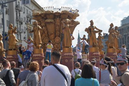 Москва. Макет фонтана `Дружба народов` во время праздничных мероприятий в честь Дня города на Тверской улице.